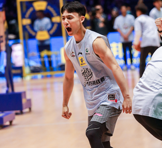 印第安纳步行者训练开放日，今晚单刀错失引欢呼，社区盾在即，更衣室氛围转暖的简单介绍